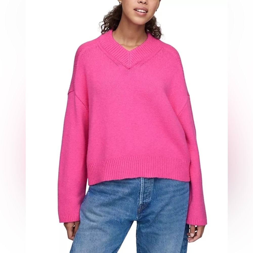 Gap CashSoft Cropped High V-Neck Sweater in Pink